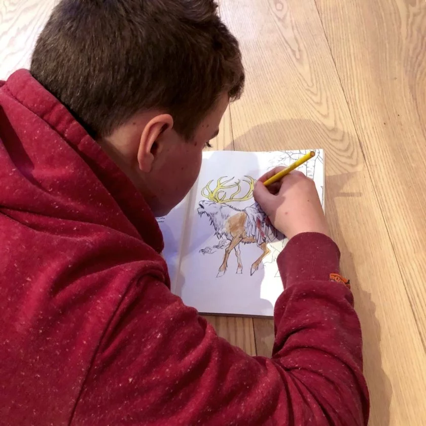 En pojke ritar en teckning