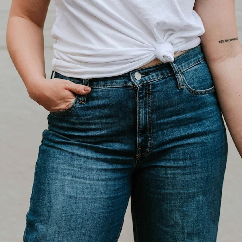En närbild på en kvinnas skrev klädd i jeans